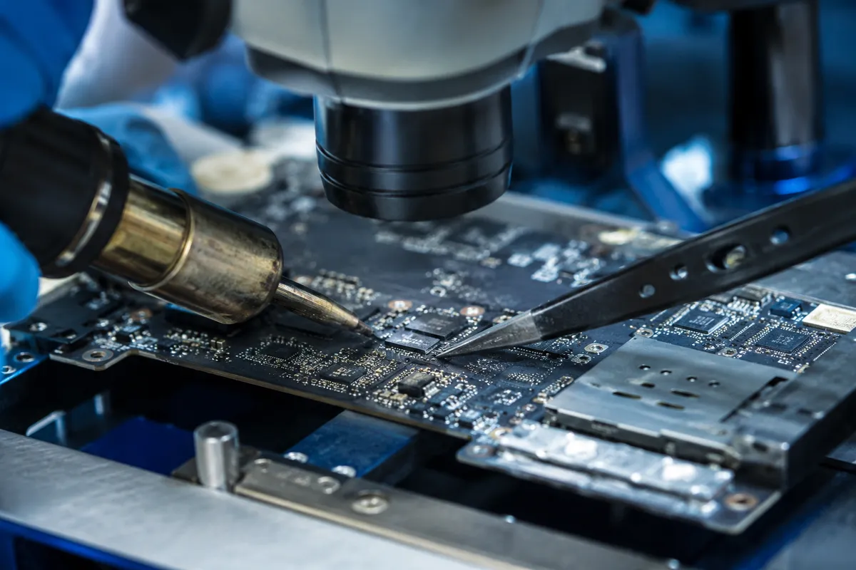 Mikrolutowanie elementów SMD na płycie elektroniki pod mikroskopem