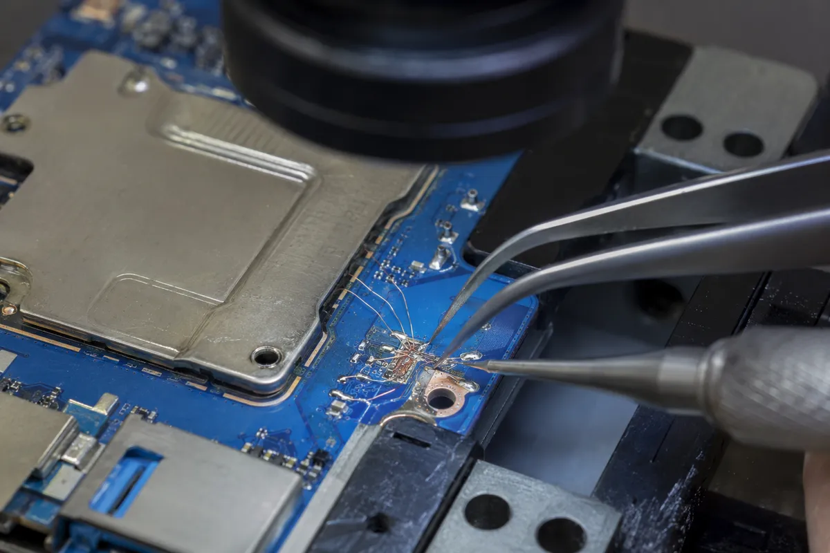 Odbudowa padów PCB i przerwanych ścieżek pod mikroskopem