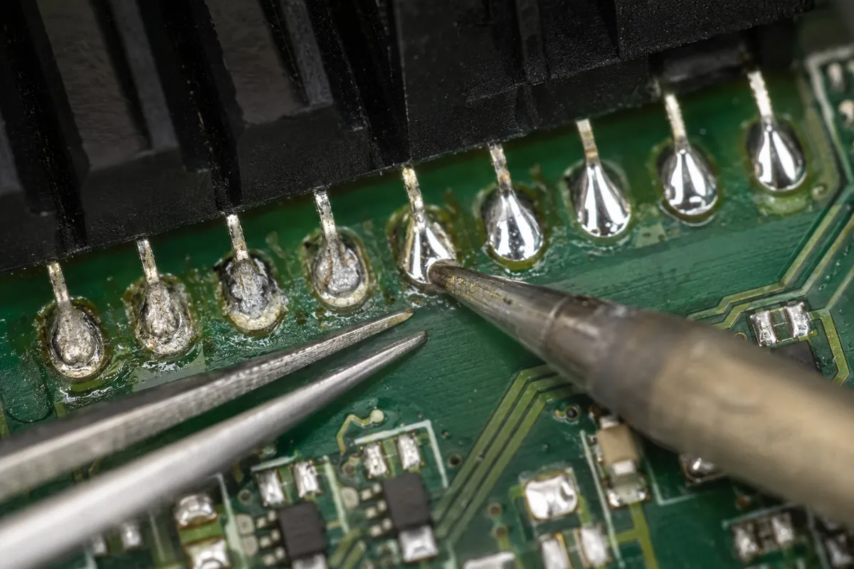 Naprawa zimnych lutów na płytce PCB pod mikroskopem